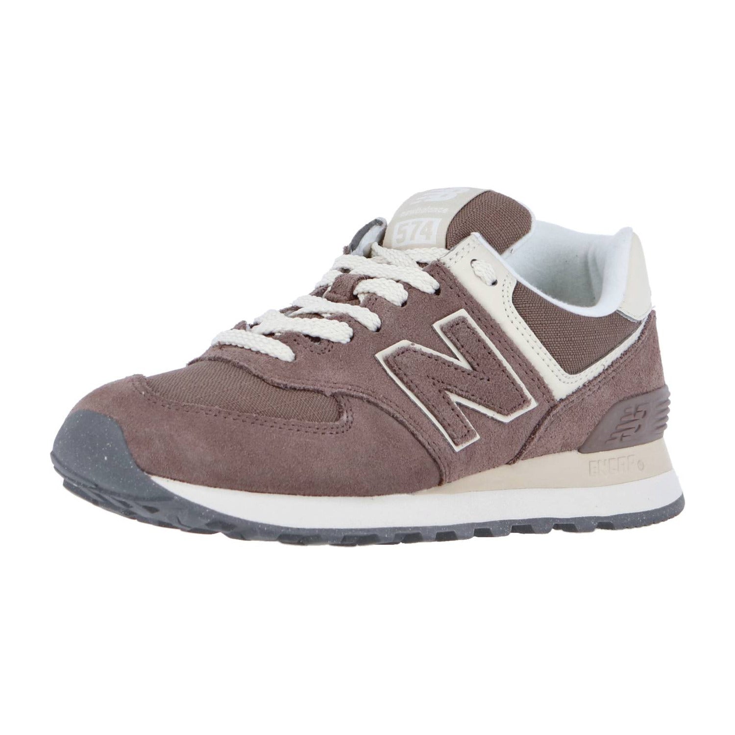 Ein New Balance WL574V2 Damen Sneaker in braun, mit weißen Schnürsenkeln, beigen Akzenten und einer grauen ENCAP Technologie Gummisohle, dargestellt aus einem leichten Seitenwinkel auf weißem Hintergrund.