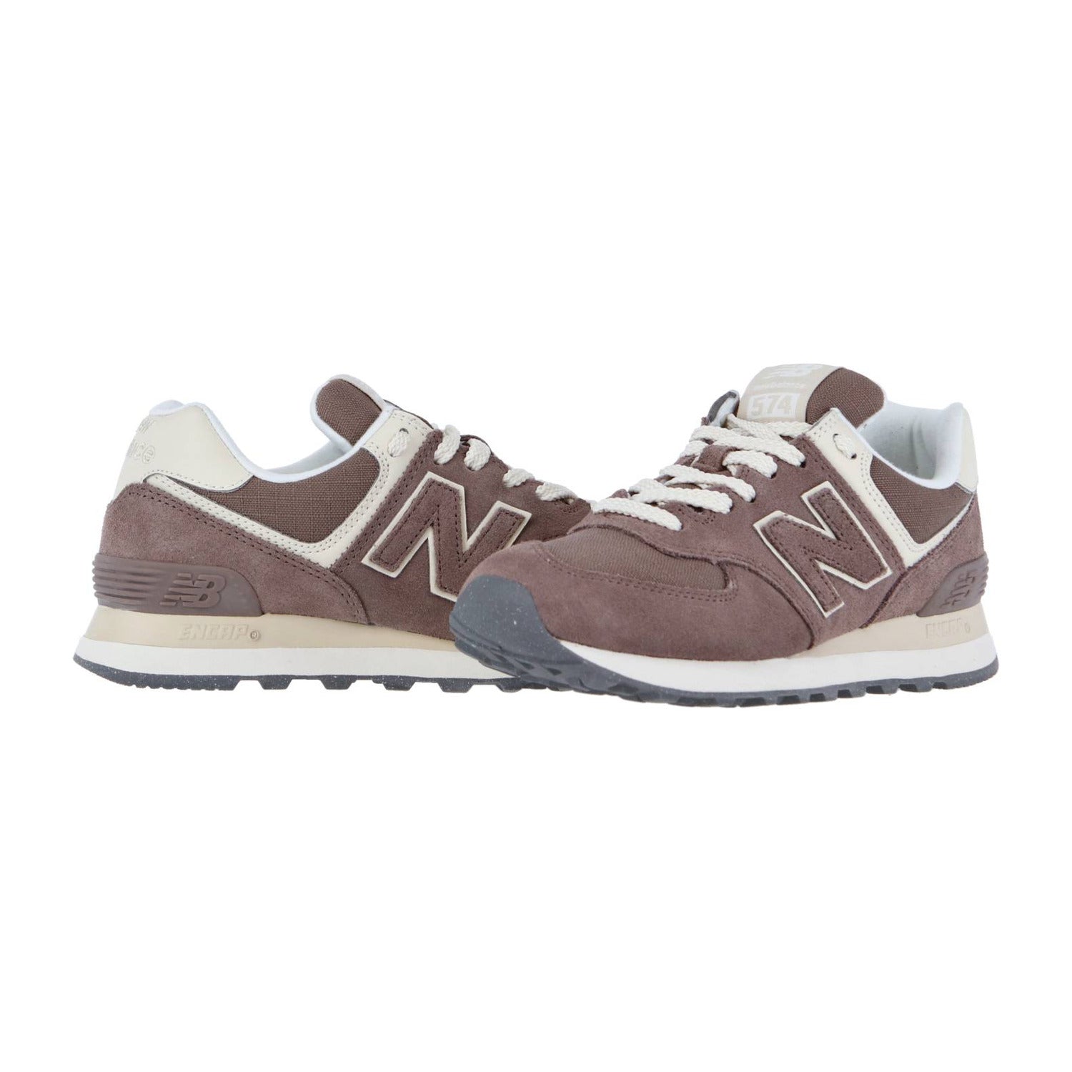 Ein Paar New Balance WL574V2 Turnschuhe in Braun und Beige mit weißer Zwischensohle und grauer Laufsohle sind nebeneinander auf einem weißen Hintergrund platziert.