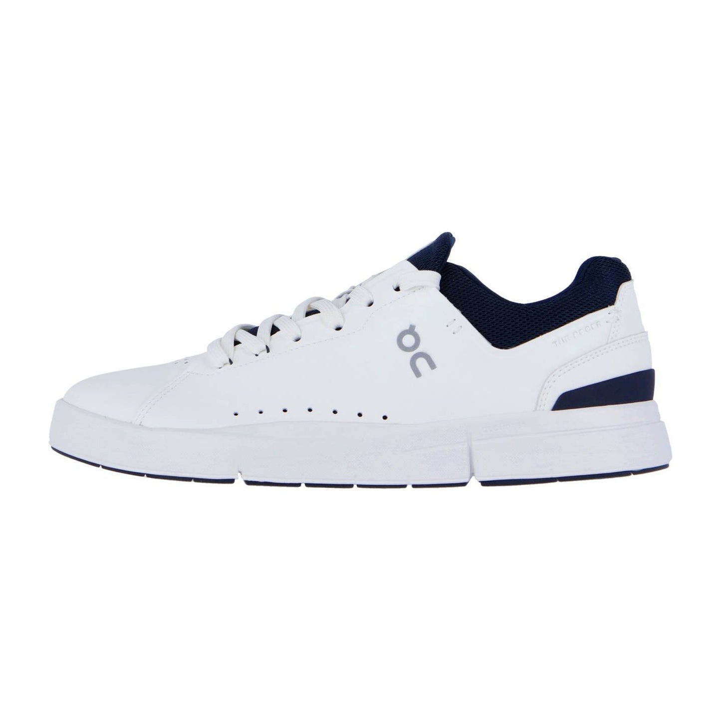 Der On THE ROGER ADVANTAGE ist ein weißer Low-Top-Sneaker mit marineblauen Akzenten, marineblauem Innenfutter, weißer Sohle, Schnürsenkeln, seitlichen Perforationen und einem OC-Logo in der Nähe der Ferse für Stil.