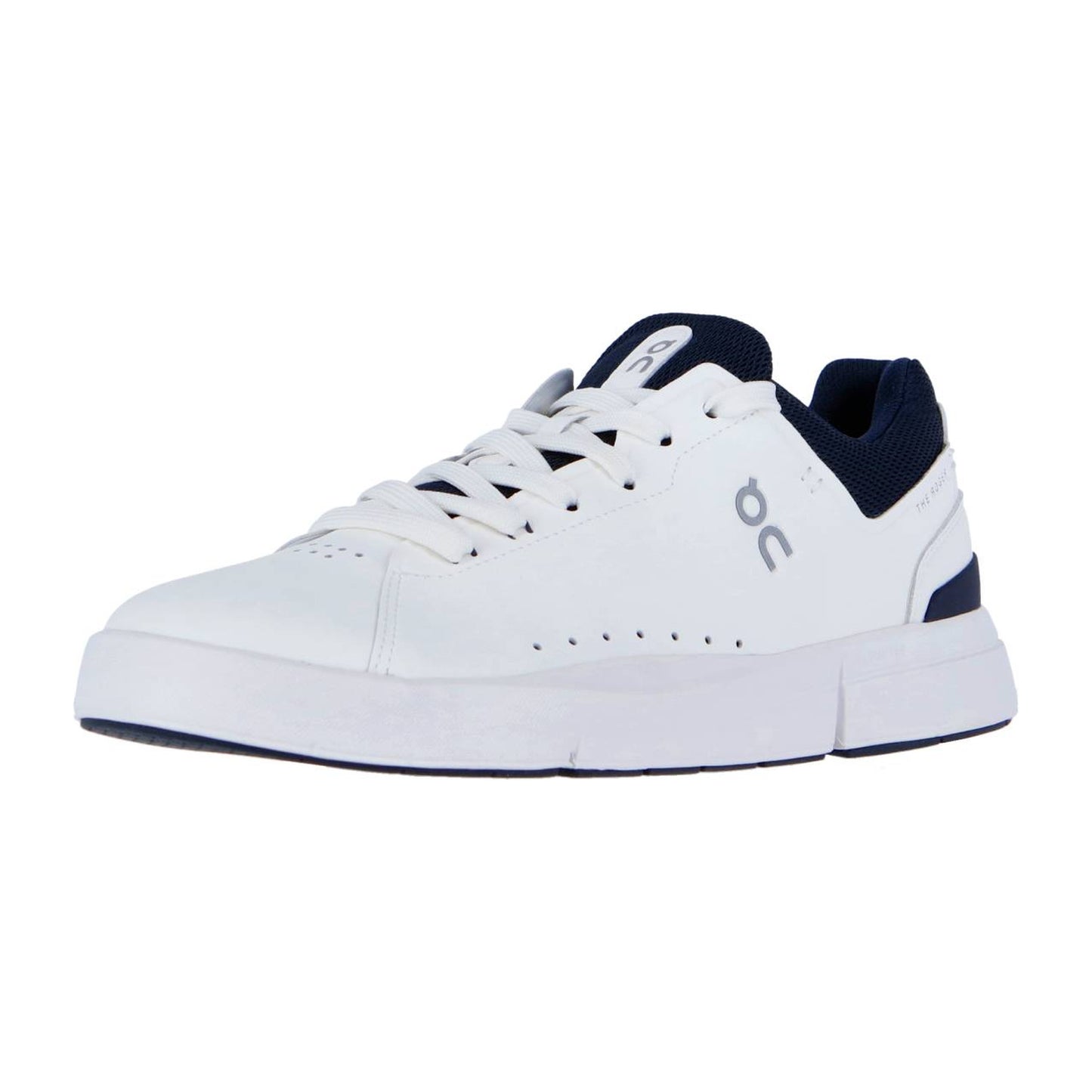 Der weiße Sportschuh THE ROGER ADVANTAGE von On hat eine marineblaue Innenausstattung und einen Fersenakzent, weiße Schnürsenkel, ein seitliches Logodetail und ein schlichtes, minimalistisches Design, das von der ursprünglichen Advantage-Linie inspiriert ist.