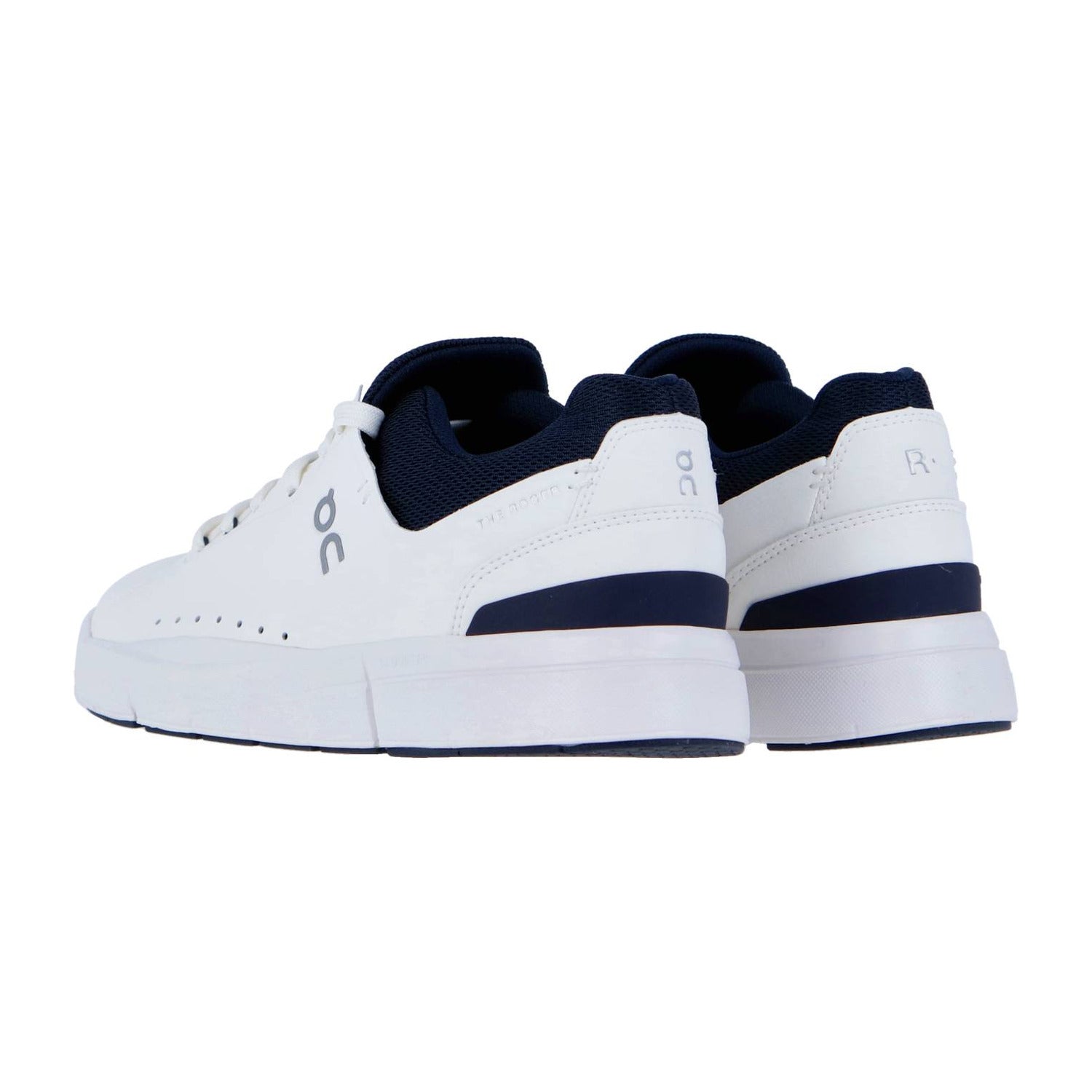 THE ROGER ADVANTAGE von On sind weiße Low-Top-Sneaker mit marineblauen Akzenten und Sohlen, seitlichen Perforationen, dem ON-Logo an der Ferse und Schweizer Performance-Technologie für dauerhaften Komfort und Style.