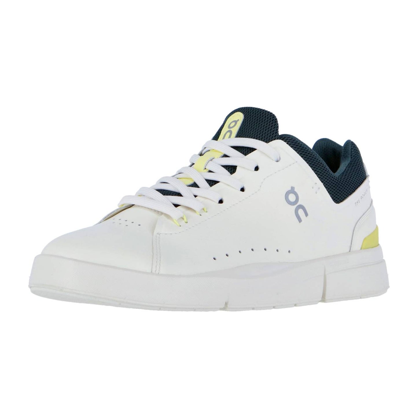 Der ROGER ADVANTAGE von On ist ein weißer Low-Profile-Tennissneaker mit schwarzen Schnürsenkeln, schwarzem Innenfutter und gelben Akzenten an der Zunge und Ferse. Der Schriftzug "oc" erscheint an der Seite und die Schweizer Performance-Technologie sorgt für Komfort.