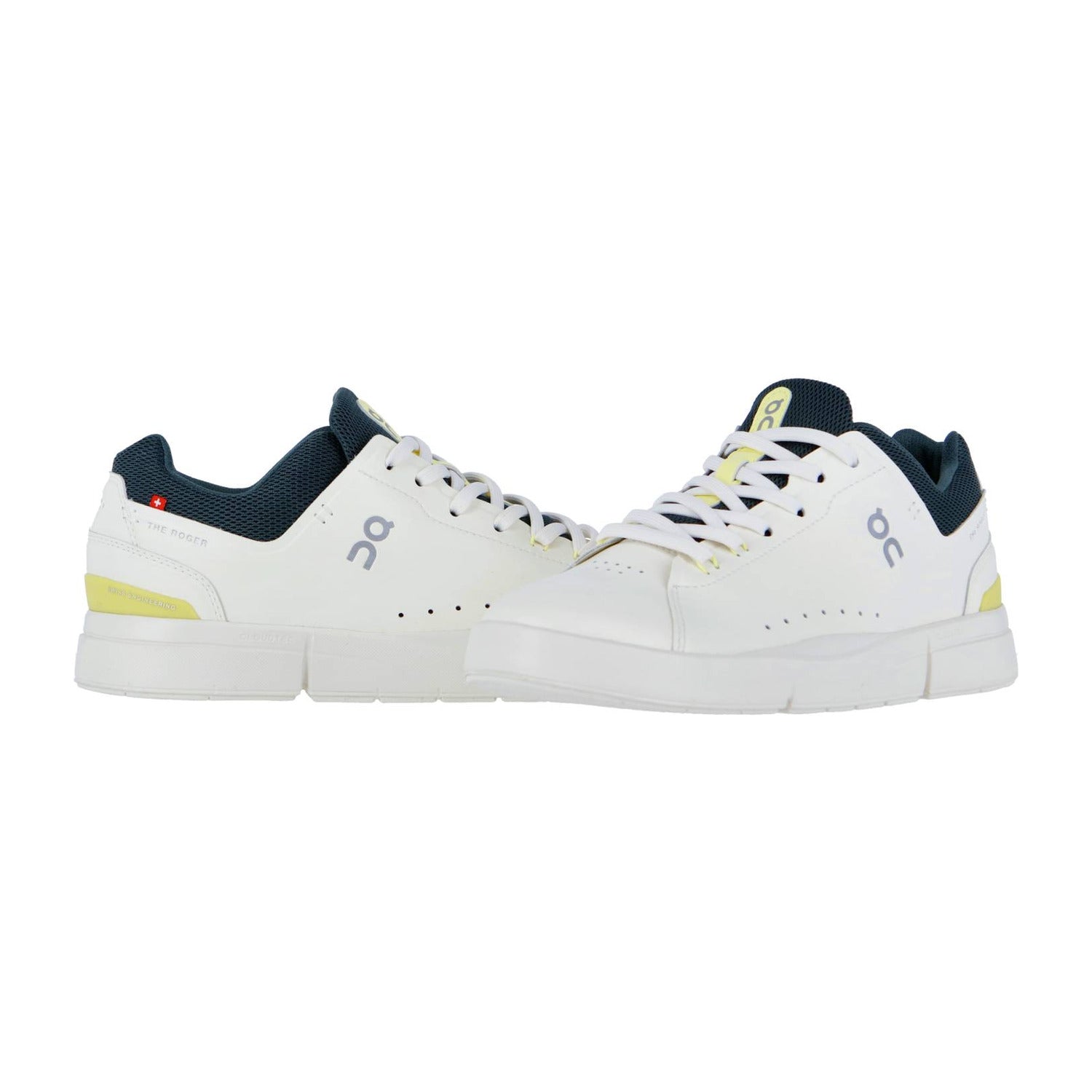 Ein Paar THE ROGER ADVANTAGE Low-Top-Tennissneakers von On, in Weiß mit marineblauem Innenfutter, gelben Fersenakzenten und ON-Logos an den Seiten; mit Schweizer Performance-Technologie und nebeneinander auf weißem Hintergrund.