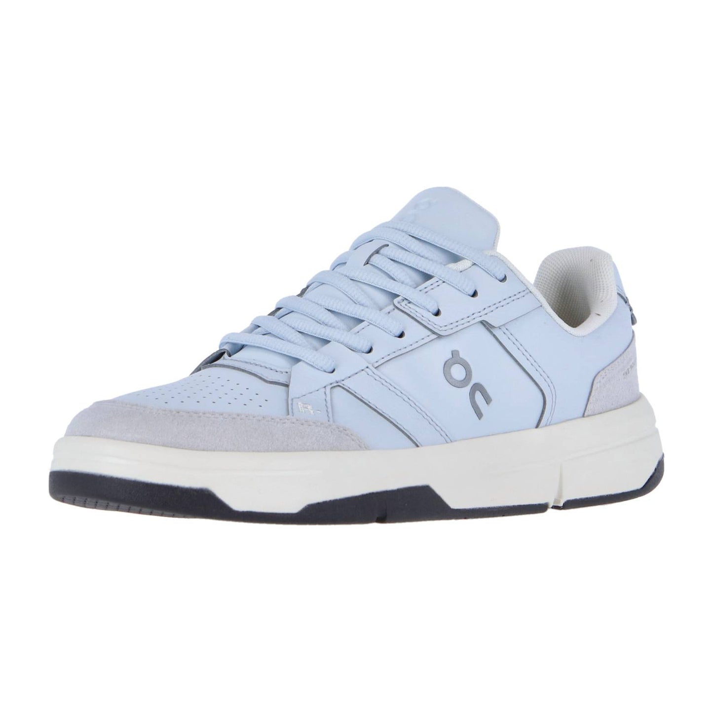 Der On THE ROGER CLUBHOUSE ist ein hellblau-weißer Retro-Court-Sneaker mit dicker weißer Sohle, blauen Akzenten, veganem Leder, Schnürverschluss, Low-Top-Silhouette und dem charakteristischen On-Logo an der Seite.