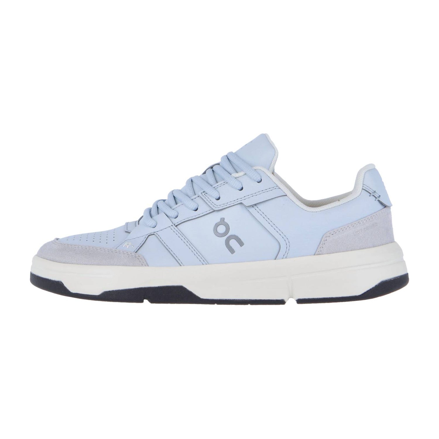 Der On THE ROGER CLUBHOUSE Sneaker hat ein hellblaues Obermaterial mit weißen und grauen Akzenten, eine weiße Sohle mit schwarzem Boden und das On-Logo an der Seite. Hier im Seitenprofil abgebildet.