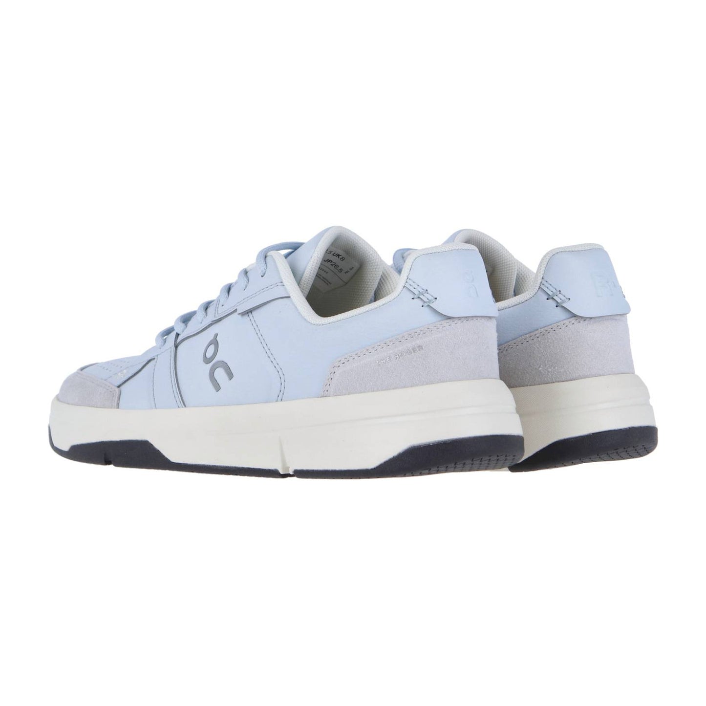 Ein Paar hellblaue THE ROGER CLUBHOUSE Sneakers von On, mit weißer Zwischensohle, schwarzer Laufsohle und "veganem Leder", von hinten und von der Seite gezeigt. Die Low-Top-Schuhe haben ein dezentes Branding an der Seite und an der Ferse.