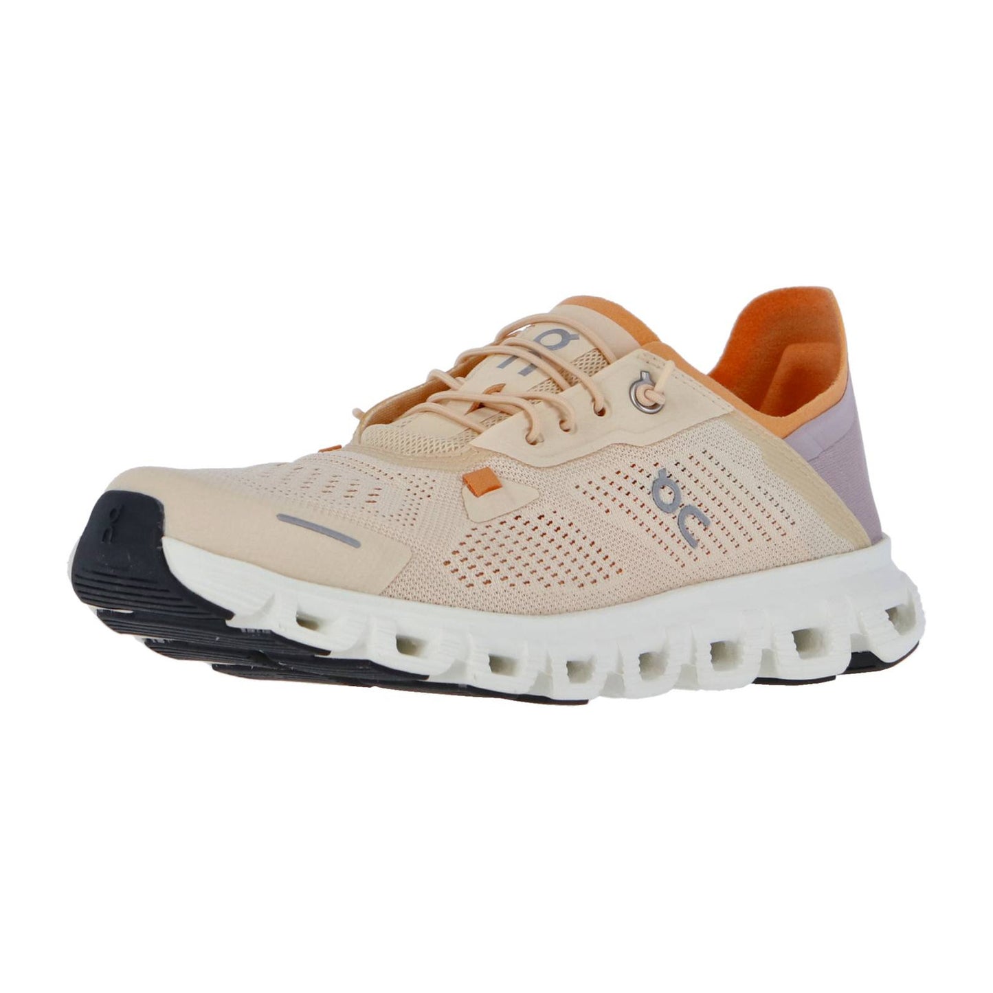 Der On CLOUD 6 COAST ist ein beige-orangefarbener Sneaker mit atmungsaktivem Mesh-Obermaterial, weißer, gepolsterter Sohle mit charakteristischen Aussparungen und schwarzer Zehenspitze - perfekt für stilvolles Laufen.