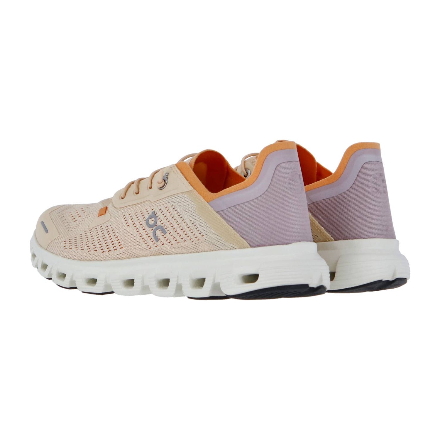 Ein Paar CLOUD 6 COAST Sneakers von On in Beige und Pfirsich mit weißer gepolsterter Sohle und orangefarbenen Akzenten, dargestellt von der Seite und leicht nach hinten auf weißem Hintergrund - ideal als atmungsaktiver Laufschuh.