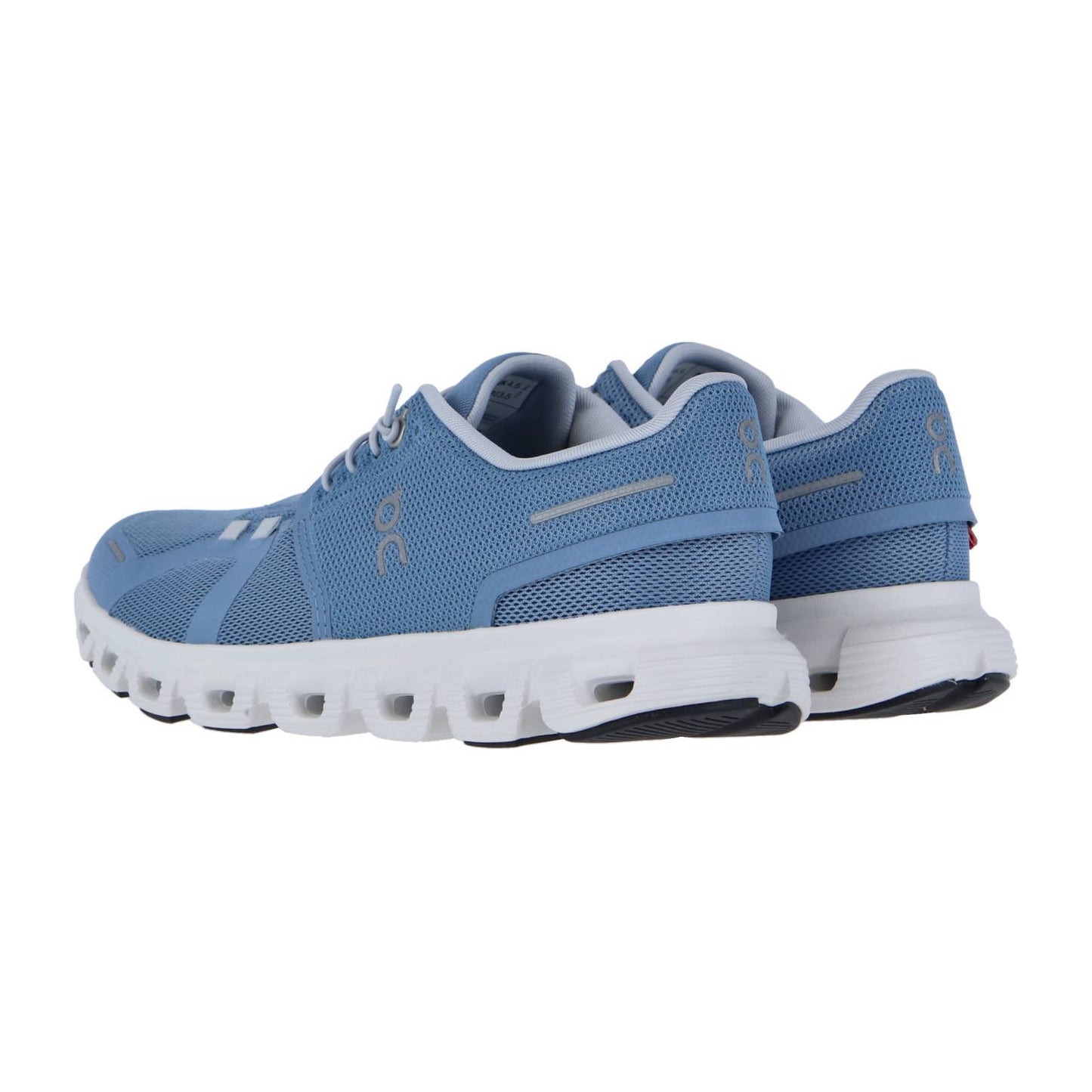 Ein Paar blaue On CLOUD 6 Sneakers mit weißer, segmentierter Sohle, CloudTec-Dämpfung und Mesh-Obermaterial sind schräg nebeneinander auf einem einfarbig weißen Hintergrund platziert.