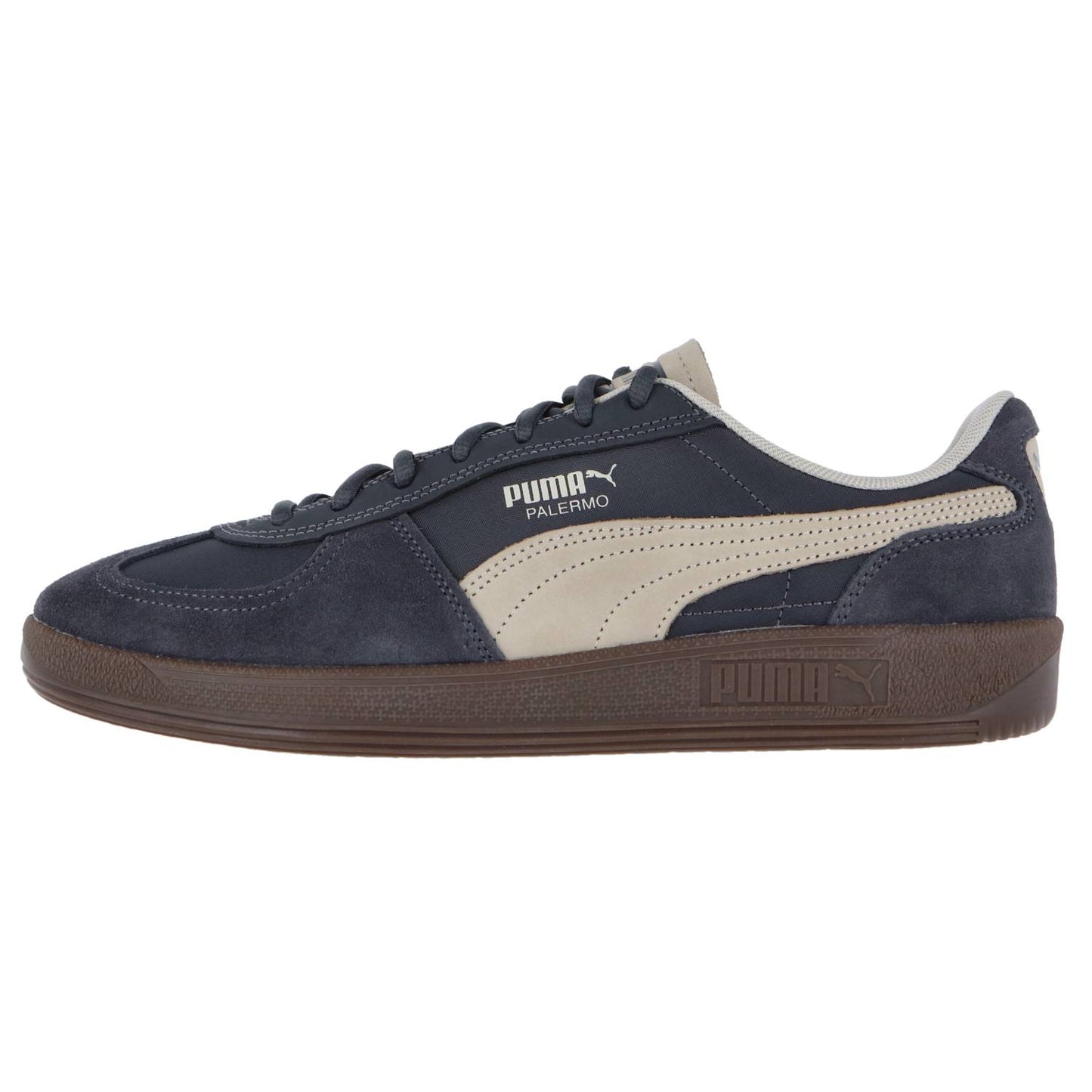 Der Puma Palermo Pop Retro-Sneaker verfügt über marineblaue und beige Wildleder- und Lederakzente, eine Gummisohle und ein seitliches Puma Branding. Abgebildet in einer Seitenansicht auf einem weißen Hintergrund.
