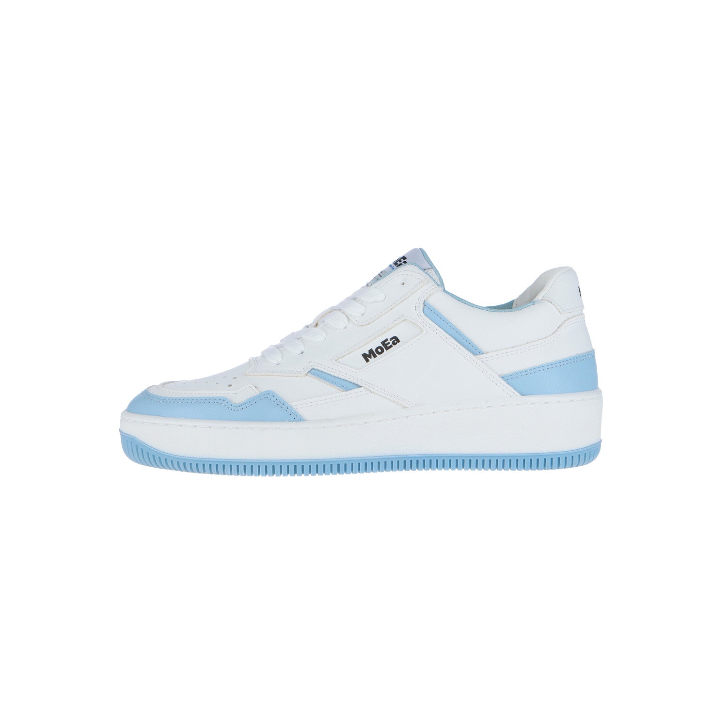 Der GEN1 SPORT PET White & Sky Blue von MoEa ist ein weißer Outdoor-Sneaker mit himmelblauen Akzenten, einer dicken weißen Sohle und "MoEa"-Branding. Sein modernes, sportliches Design wird aus recycelten PET-Flaschen für umweltfreundlichen Stil hergestellt.