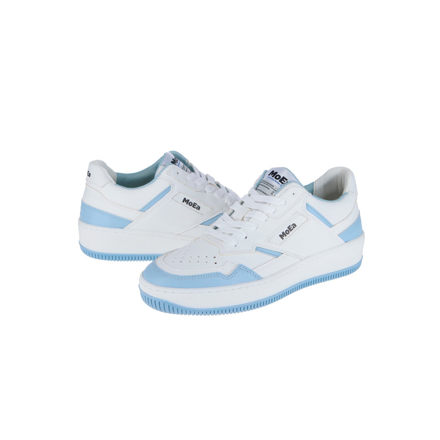 Der GEN1 SPORT PET White & Sky Blue von MoEa ist ein Low-Top-Outdoor-Sneaker in den Farben Weiß und Himmelblau, mit MoEa-Branding an der Seite und auf der Zunge, perforiertem Zehenbereich und hergestellt aus recycelten PET-Flaschen, abgebildet auf einem weißen Hintergrund.