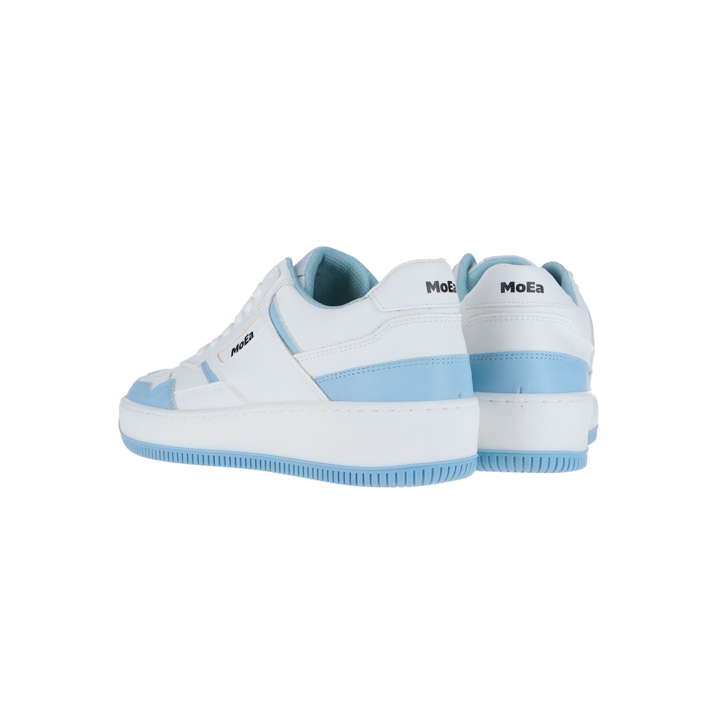Ein Paar MoEa GEN1 SPORT PET Sneakers in Weiß und Himmelblau, hergestellt aus recycelten PET-Flaschen, dargestellt von hinten und von der Seite auf einem schlichten weißen Hintergrund.